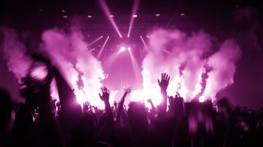 Mutlu İnsanlar Gece Kulübü Parti Konserinde Dans Ediyor