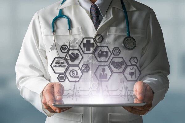 Врач с медицинским страхованием
