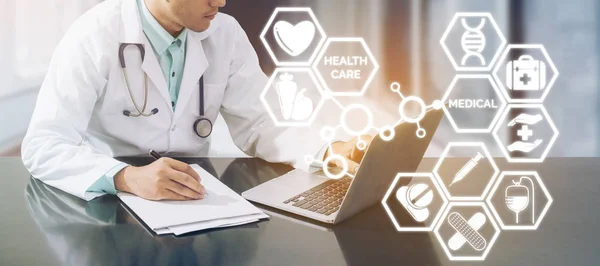 Concepto médico - Doctor en Computadora con Iconos — Foto de Stock