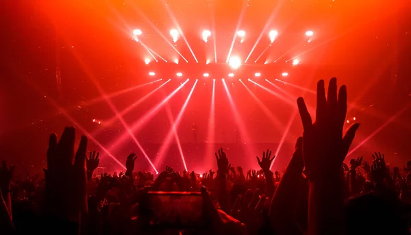 Gente feliz danza en discoteca fiesta concierto — Foto de Stock