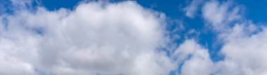 Mavi gökyüzünde beyaz bulutlar panoramik manzaralı