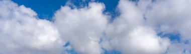 Mavi gökyüzünde beyaz bulutlar panoramik manzaralı