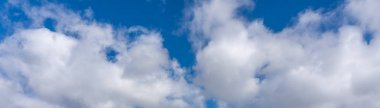 Mavi gökyüzünde beyaz bulutlar panoramik manzaralı