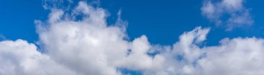 Mavi gökyüzünde beyaz bulutlar panoramik manzaralı