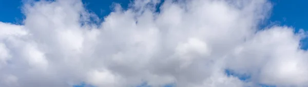 Vista panorâmica das nuvens brancas no céu azul — Fotografia de Stock