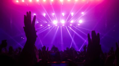 Mutlu İnsanlar Gece Kulübü Parti Konserinde Dans Ediyor