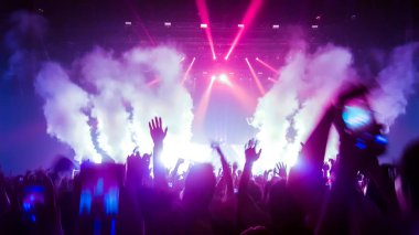 Mutlu İnsanlar Gece Kulübü Parti Konserinde Dans Ediyor