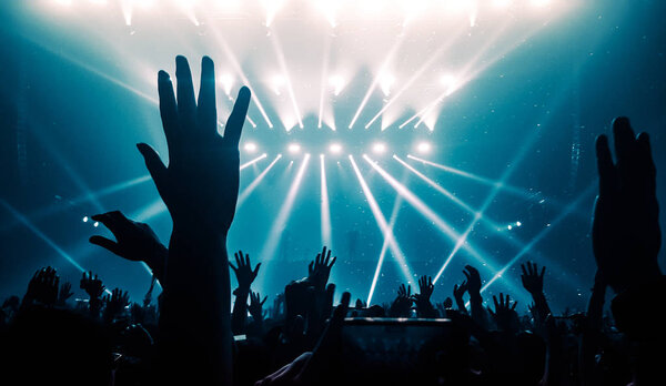 Счастливые люди танцуют в ночном клубе Party Concert