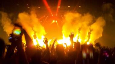Mutlu İnsanlar Gece Kulübü Parti Konserinde Dans Ediyor