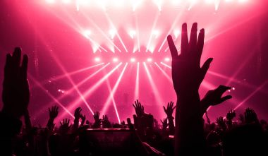 Mutlu İnsanlar Gece Kulübü Parti Konserinde Dans Ediyor
