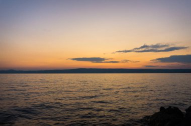 Gün batımı veya okyanus plaj manzara güneş doğarken.