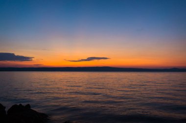 Gün batımı veya okyanus plaj manzara güneş doğarken.