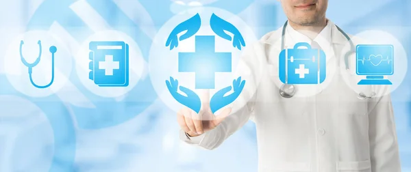 Médico aponta para ícones médicos de saúde . — Fotografia de Stock