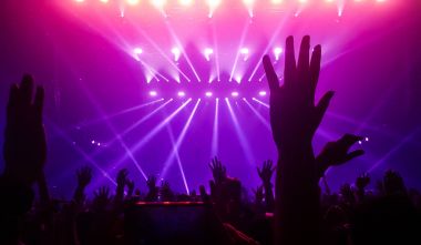 Mutlu İnsanlar Gece Kulübü Parti Konserinde Dans Ediyor