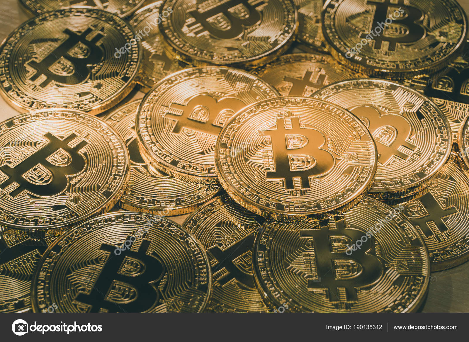 Fundo de pilha Bitcoin física, mineração Bitcoin — Foto editorial ©  BiancoBlue #190135312