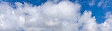 Mavi gökyüzünde beyaz bulutlar panoramik manzaralı