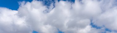 Mavi gökyüzünde beyaz bulutlar panoramik manzaralı