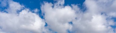 Mavi gökyüzünde beyaz bulutlar panoramik manzaralı