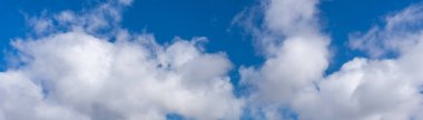 Mavi gökyüzünde beyaz bulutlar panoramik manzaralı