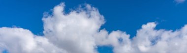 Mavi gökyüzünde beyaz bulutlar panoramik manzaralı