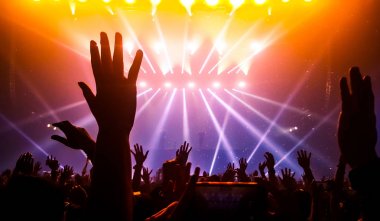 Mutlu İnsanlar Gece Kulübü Parti Konserinde Dans Ediyor
