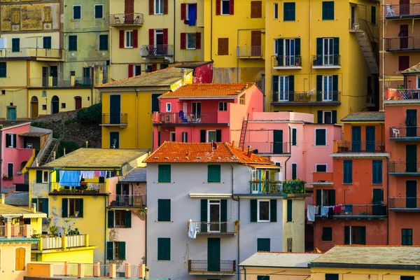 Колоритні будинку в місті Manarola, Чінкве Терре - Італія — стокове фото