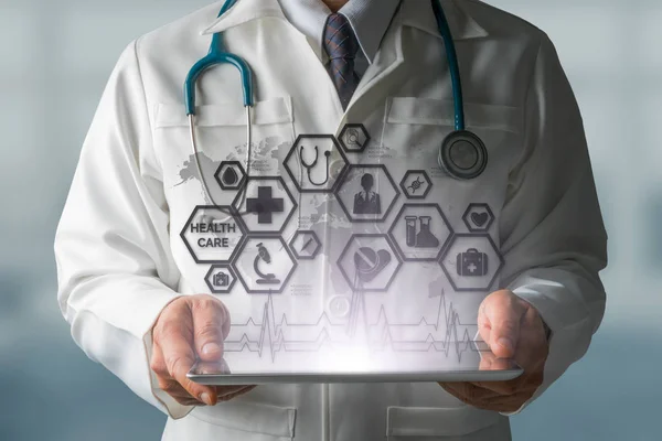 Läkare med medicinska hälso-ikonen gränssnitt — Stockfoto
