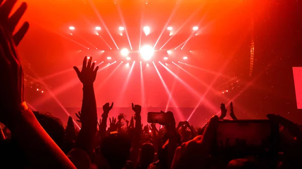 Gente feliz danza en discoteca fiesta concierto — Foto de Stock