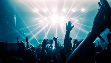 Mutlu İnsanlar Gece Kulübü Parti Konserinde Dans Ediyor