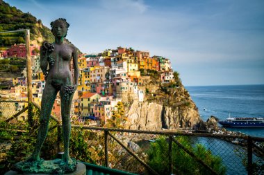 Bayan üzüm heykel, Cinque Terre, İtalya