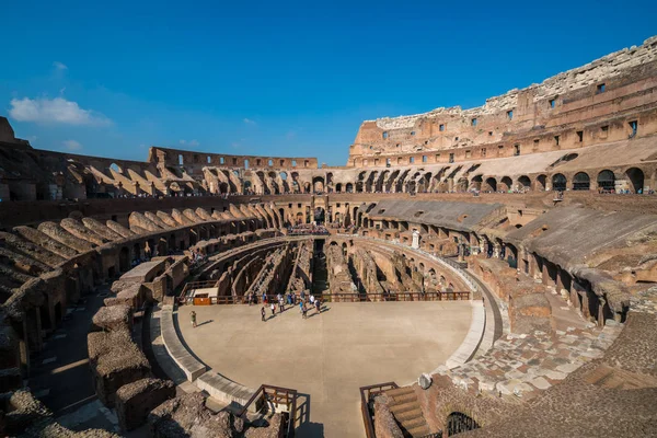 Tourist inside Rome Colosseum Italy — Stock Photo, Image