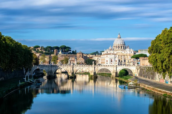 Рим Скайлайн з базилікою Святого Петра у Ватикані — стокове фото