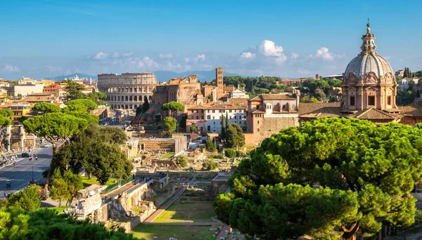De Skyline van Rome met Colosseum en het Romeinse Forum, Italië — Stockfoto