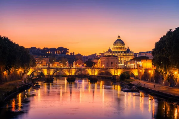 Rome, Italië met de St-Pietersbasiliek van het Vaticaan — Stockfoto