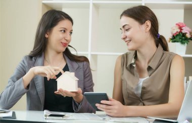 Gayrimenkul, sigorta acentası konuşmak ona müşteri ile.