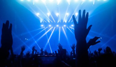 Mutlu İnsanlar Gece Kulübü Parti Konserinde Dans Ediyor