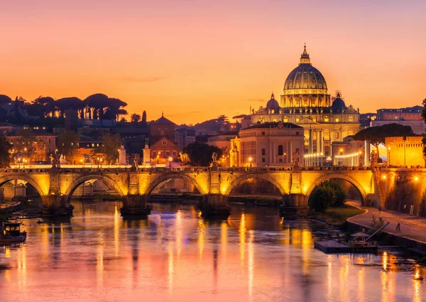 Řím, Itálie s St Peter bazilika z Vatikánu — Stock fotografie