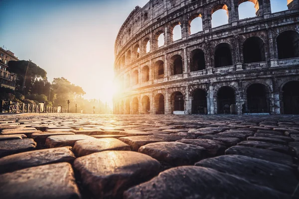 Coliseo en Roma, Italia al amanecer — Foto de Stock