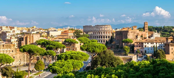 Řím Panorama s Koloseum a římské fórum, Itálie — Stock fotografie