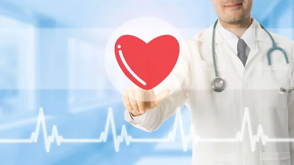Doutor apontando para o ícone do coração no fundo azul . — Fotografia de Stock