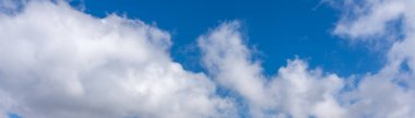 Mavi gökyüzünde beyaz bulutlar panoramik manzaralı