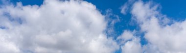 Mavi gökyüzünde beyaz bulutlar panoramik manzaralı