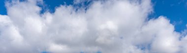 Mavi gökyüzünde beyaz bulutlar panoramik manzaralı