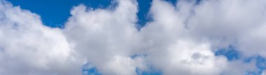 Mavi gökyüzünde beyaz bulutlar panoramik manzaralı