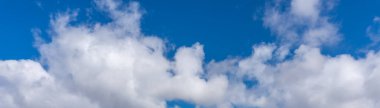 Mavi gökyüzünde beyaz bulutlar panoramik manzaralı