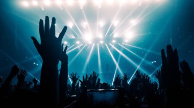 Mutlu İnsanlar Gece Kulübü Parti Konserinde Dans Ediyor