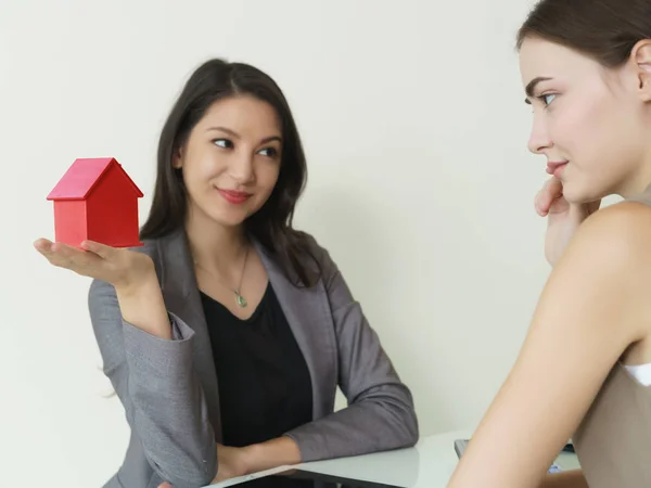 Immobilien, Versicherungsvertreter sprechen mit ihrem Kunden. — Stockfoto