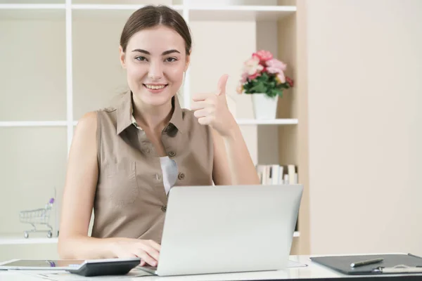 Erfolgreiche und glückliche Geschäftsfrau im gemütlichen Büro — Stockfoto