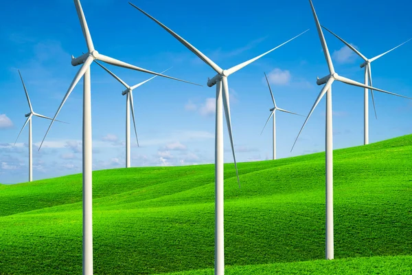 Turbine eoliche fattoria su un'erba verde colline . — Foto Stock