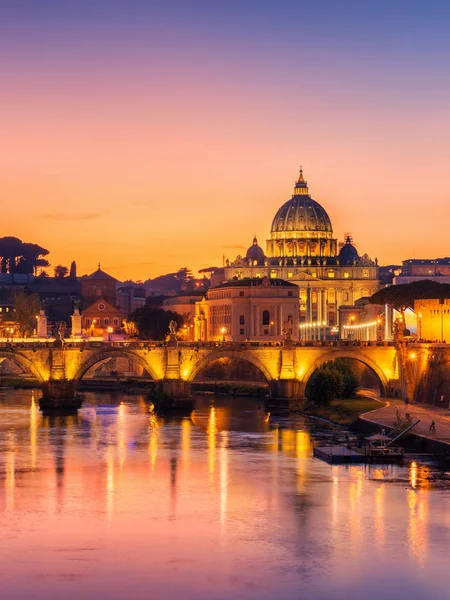 Roma, Italia med Peterskirken i Vatikanet – stockfoto